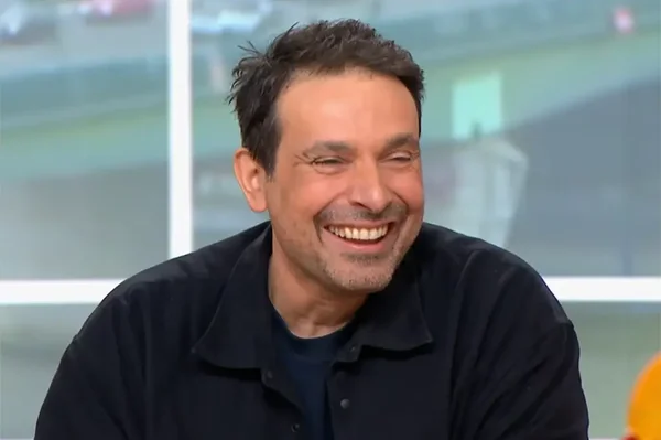 Bruno Salomone dans un intérieur, portant une chemise foncée.