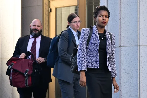 Mark Zuckerberg, au centre, entouré de son équipe d'avocats devant le tribunal lors du procès sur l'addiction des mineurs.