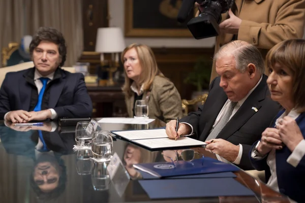 Kristi Noem et Javier Milei lors d'une réunion officielle à la Casa Rosada.