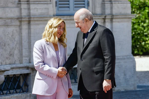 Giorgia Meloni lors d'une étreinte officielle en Algérie pour discuter de stratégie énergétique.
