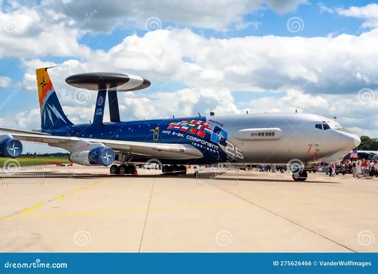 Un E-3 Sentry de l'OTAN avec marquages commémoratifs du Component E-3A (1982-2007) au sol sur la base de Geilenkirchen, Allemagne.