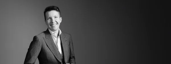 Caitlin Kalinowski posant en tailleur gris.