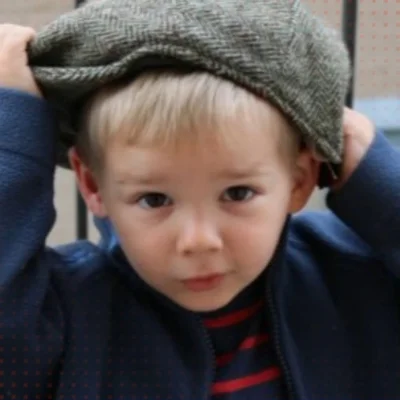 Portrait du petit Émile portant une casquette grise et une veste bleue.