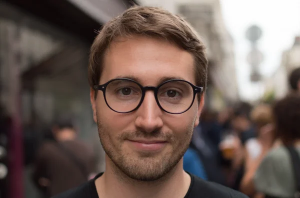 Antoine Léaument, vidéaste et homme politique, posant dans une rue urbaine.