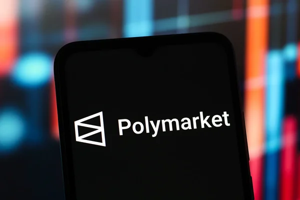 Un smartphone présentant l'application et le logo de Polymarket.
