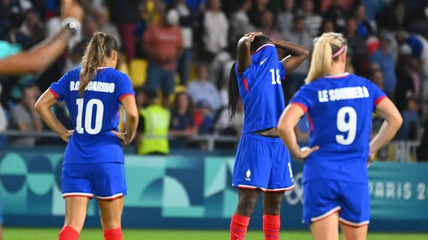 D.G. Carino et Le Sommer, consternées après l'élimination des Bleues face au Brésil en quarts de finale.