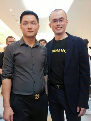Liao Wang avec Changpeng Zhao, PDG de Binance.