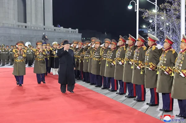 Kim Jong-un passe en revue les troupes lors d'une parade militaire nocturne à Pyongyang.