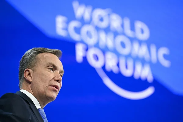 Le président du Forum Économique Mondial Borge Brende devant un panneau du WEF
