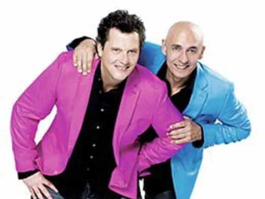 Le duo Début de soirée posant en vestes colorées.