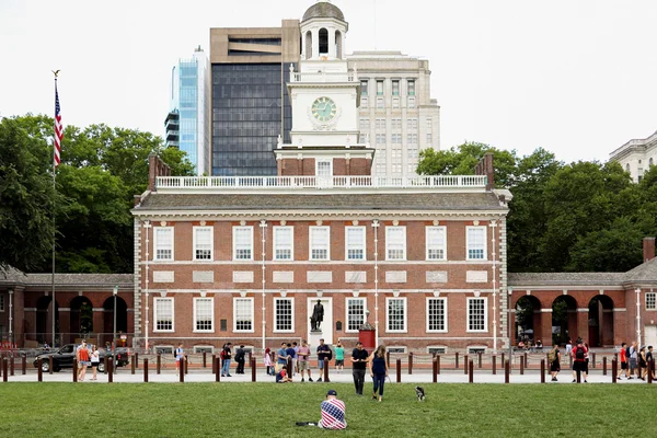 L'Independence Hall, bâtiment historique en briques avec sa tour horloge à Philadelphie.