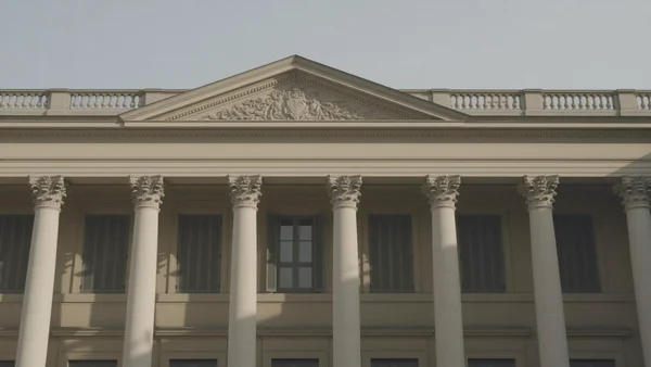 Façade classique du Conseil constitutionnel au Palais Royal à Paris, fronton sculpté et colonnes en pierre, lumière grise matinale