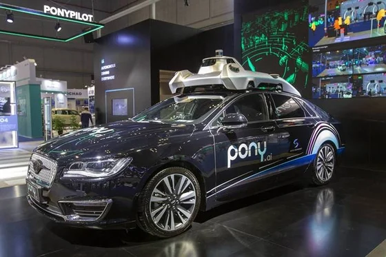Une voiture Pony.ai équipée de capteurs de conduite autonome lors d'une exposition.