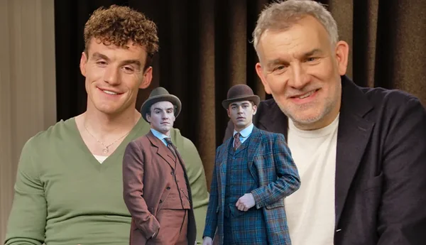 Matthew Parkhill et Dónal Finn posent pour une photo promotionnelle de la série.