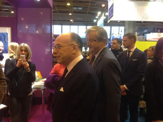 Bernard Cazeneuve au Salon du Livre de Paris 2015.