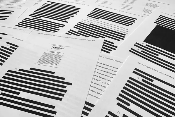 Documents judiciaires recouverts de censorship noir, illustrant une procédure légale.