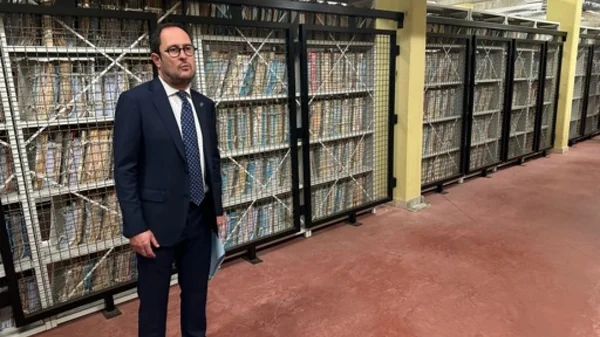 Homme dans un espace de stockage de bibliothèque