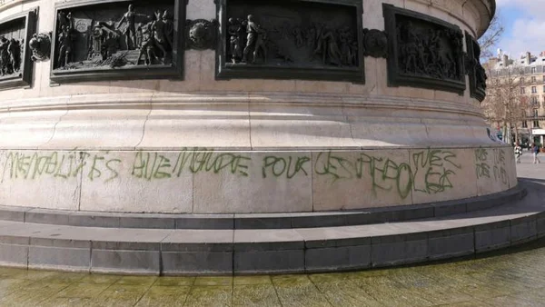 Paris : des croix gammées et tags antisémites peints sur la statue de la place de la République.