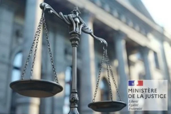 Symbole de la justice devant le Tribunal administratif de Paris