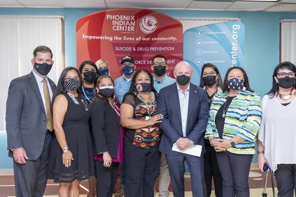 Le secrétaire américain au Travail Marty Walsh et le sénateur Mark Kelly lors d'une visite au Phoenix Indian Center.