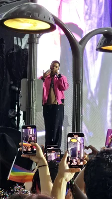 Khalid performant sur la scène du Capitole lors de la World Pride à Washington D.C.