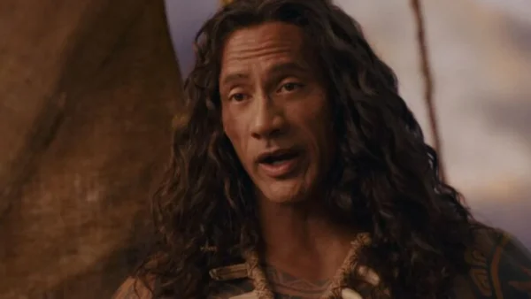 Dwayne Johnson en Maui, en pleine prise de parole, arborant sa chevelure bouclée caractéristique.