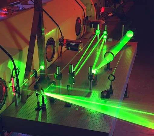 Installation de laboratoire de cryptographie quantique avec faisceaux lasers verts