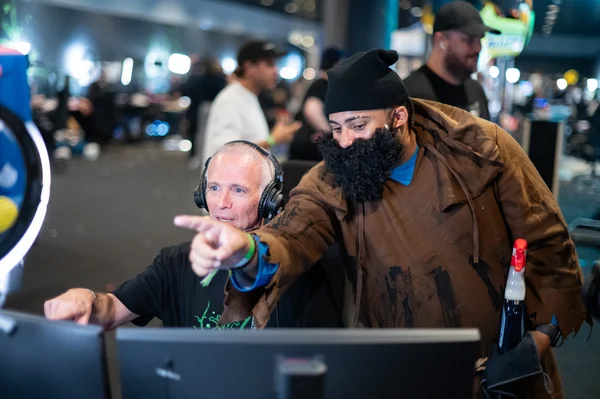 Nico_La et Samuel Etienne lors du ZEVENT 2025, en discussion devant un ordinateur dans une salle bondée.