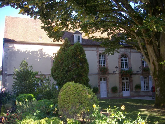 L'Hôtel de ville de Sézanne et ses jardins fleuris.