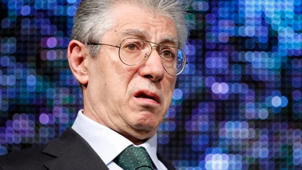 Umberto Bossi en costume et cravate verte.