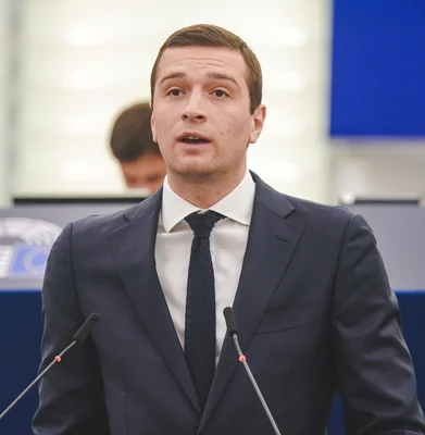 Jordan Bardella s'exprimant lors d'une réunion du Conseil européen.