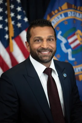 Portrait officiel de Kash Patel, directeur du FBI, devant le drapeau américain.
