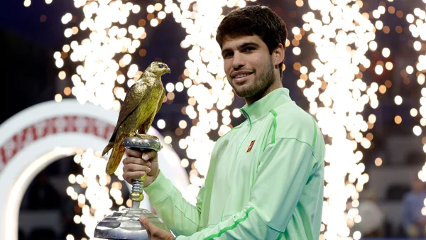 Arthur Fils frappant un coup droit lors de son match contre Matteo Arnaldi aux Jeux Olympiques de 2024