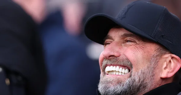 Jürgen Klopp au salon IAA 2019, en costume noir et micro-casque.