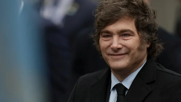 Portrait d'un homme souriant en costume.