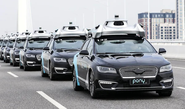 Flotte de véhicules autonomes Lincoln de Pony.ai roulant en formation urbaine.