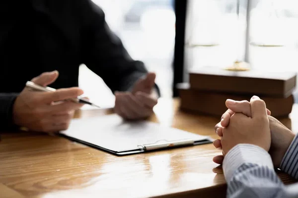 Professionnels discutant autour de documents juridiques.