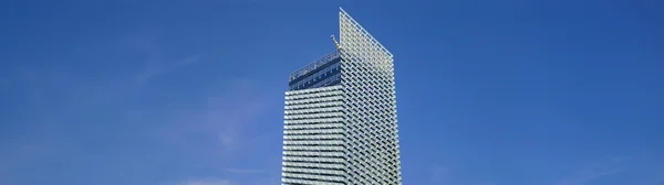 La tour Puig à Barcelone, un immeuble de grande hauteur au design architectural moderne et à la structure en treillis caractéristique.