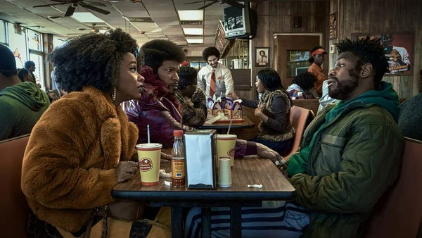 John Boyega avec un bonnet orange participant à une Q&A au Comic Con de Bruxelles en 2025.