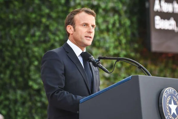 Emmanuel Macron s'exprimant lors d'une déclaration en extérieur.