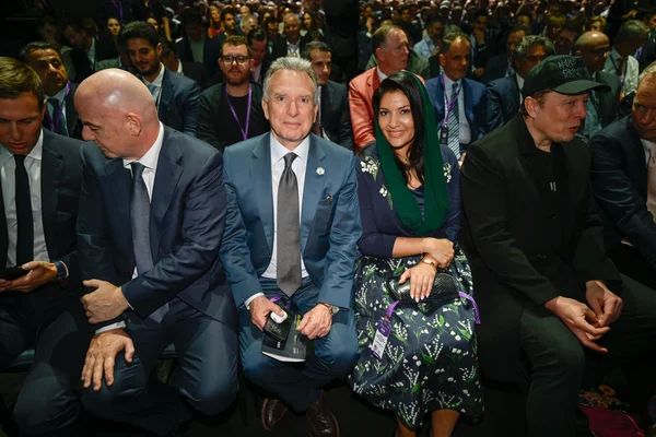 Le public assis lors d'un événement avec Donald Trump au sommet FII PRIORITY.