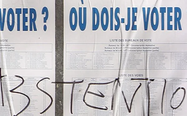 Affiches de vote sur lesquelles des graffiti ont été apposés.