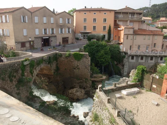 Le village de Trans-en-Provence avec son pont en pierre et ses habitations en bordure d'eau