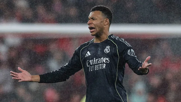 Kylian Mbappé réagit avec émotion sous la pluie lors d'un match du Real Madrid.