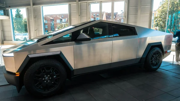 Un Cybertruck repéré sur une remorque à la suite d'un crash test.