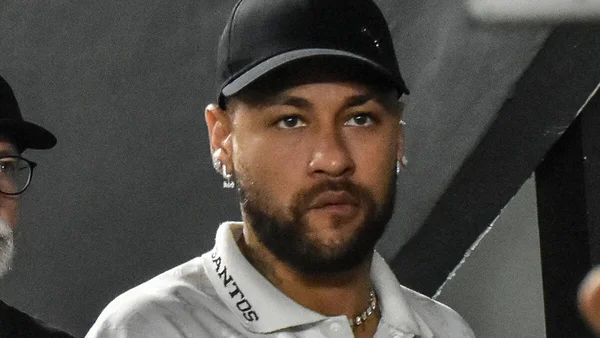 Neymar en tenue civile avec le logo du Santos.