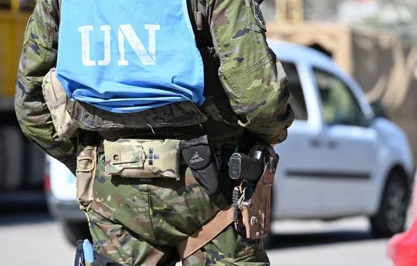 Casque bleu de l'ONU portant son gilet d'identification 'UN' lors d'une mission au Liban.