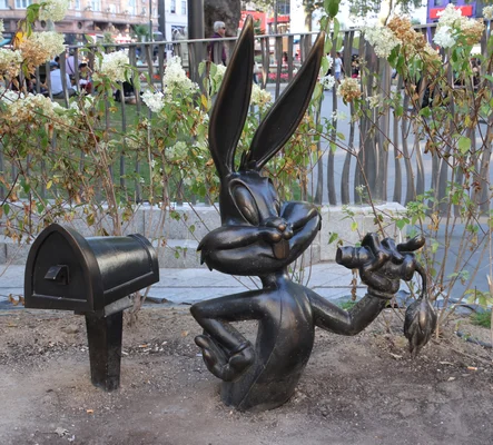 Statue de bronze représentant Bugs Bunny sur la place Leicester Square.