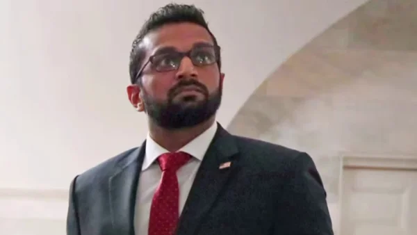 Portrait officiel de Kash Patel, directeur du FBI, devant le drapeau américain.