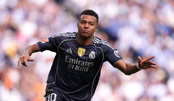 Kylian Mbappé en action sous le maillot noir du Real Madrid face à la Real Sociedad